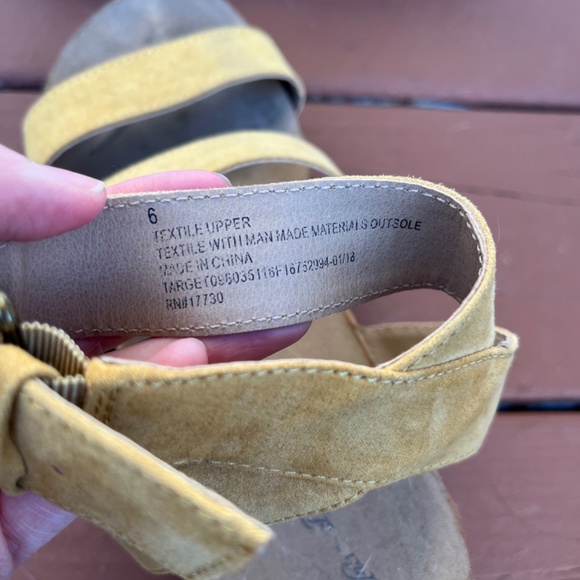 Universal Threads Platform Sandals - Picture 2 of 3